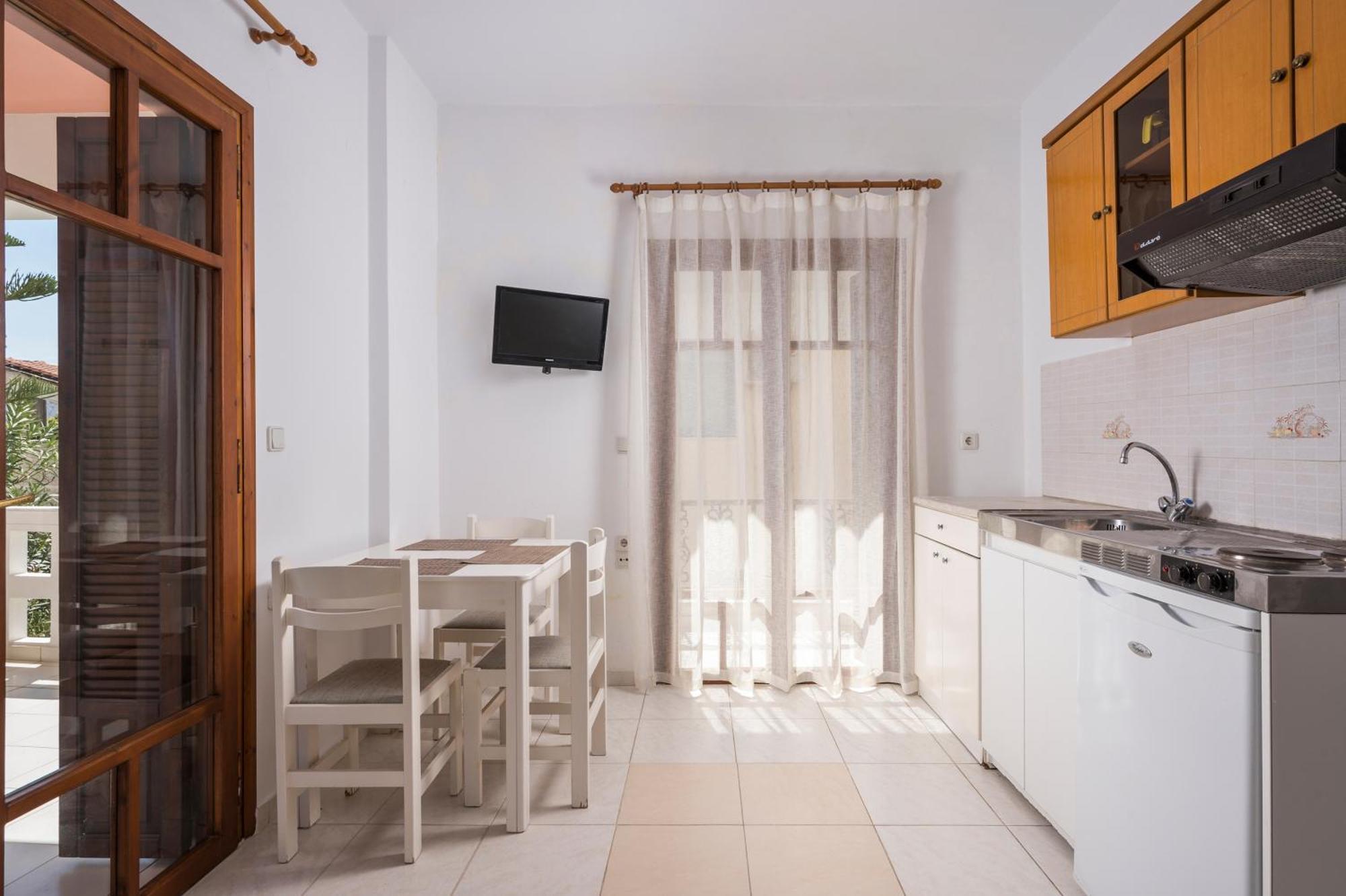 Captain Michalis Apartments Galatás Exteriör bild