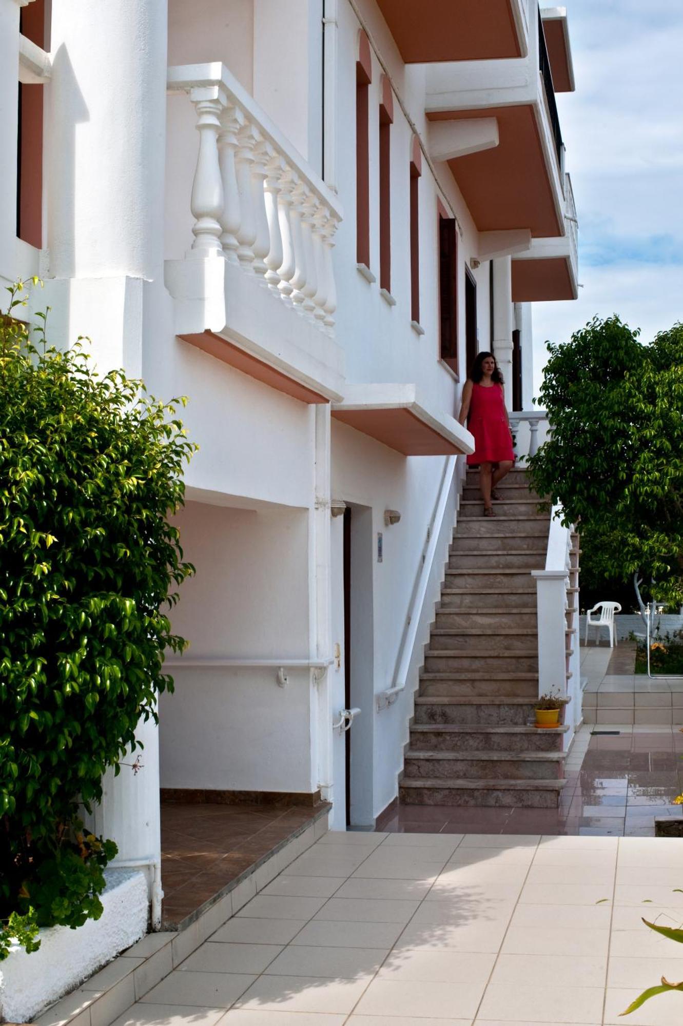 Captain Michalis Apartments Galatás Exteriör bild